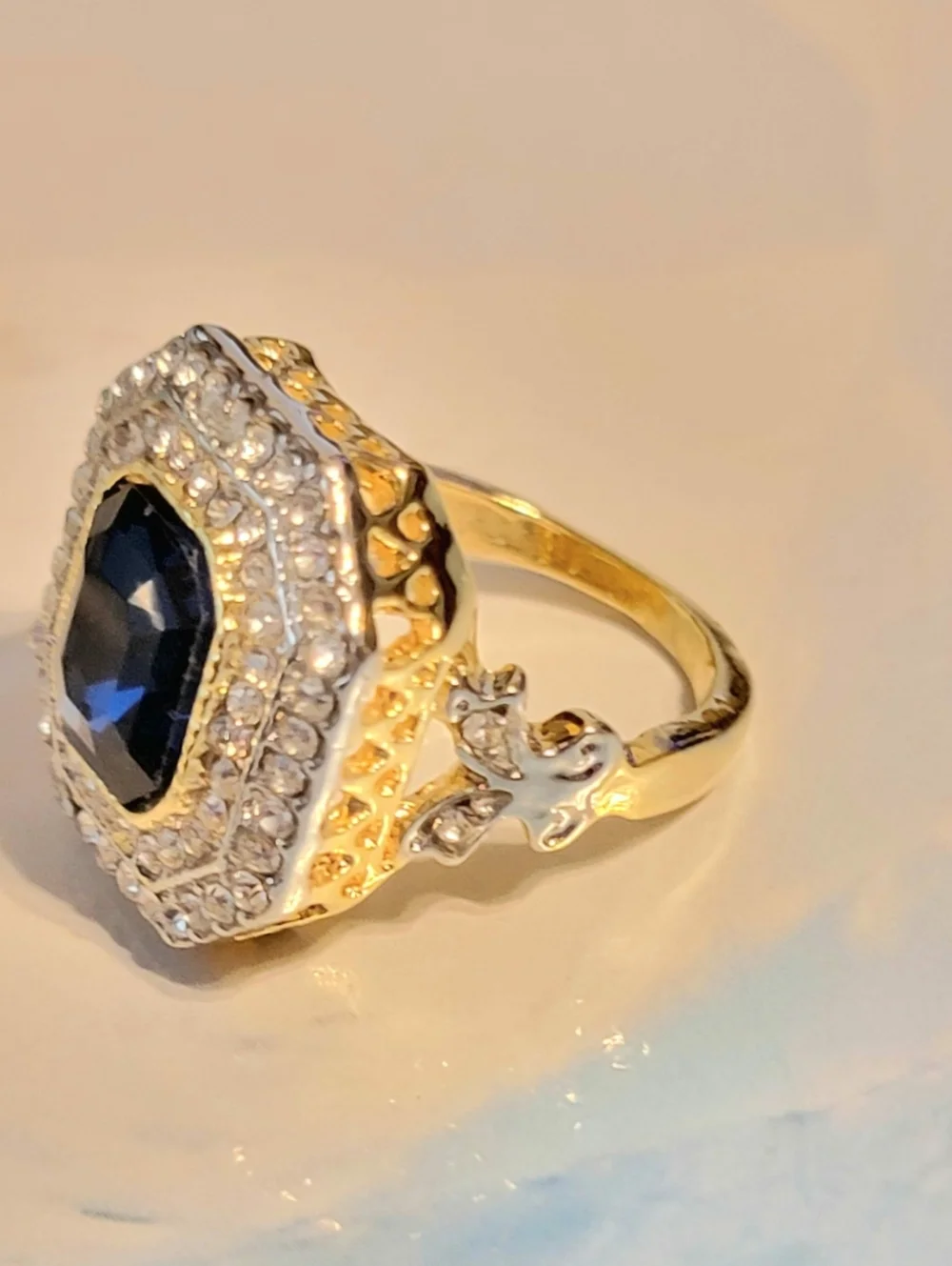Blue Rhinestone Ring Size 7 Victorian Style Glass Fashion Ring   r-59